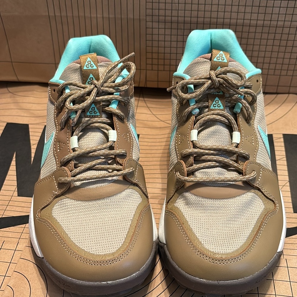 New Nike ACG Locate. Size 9.5 in men/ size 11 in women